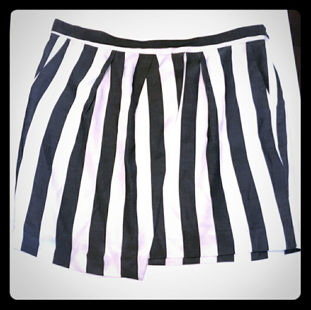 ZARA SUPER CUTE (JUSTDOESN'T QUIT FIT ME).